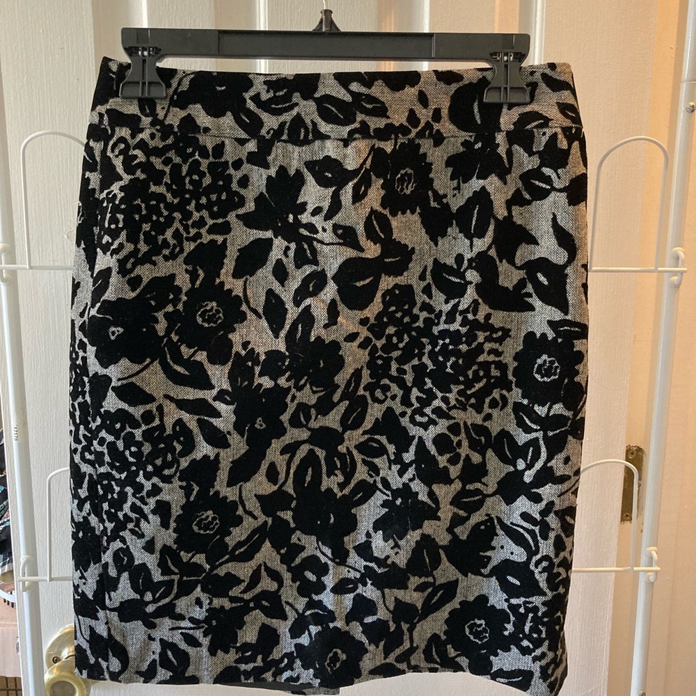 Ann Taylor Black and Gray Flocked Floral Pencil Skirt Size 2P